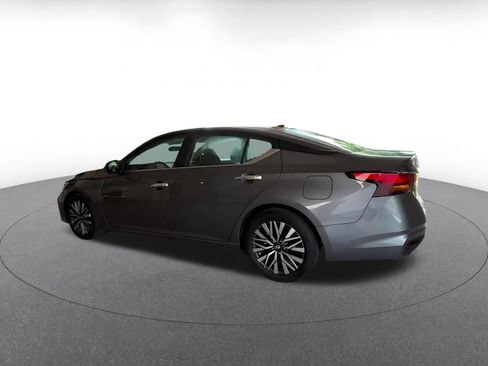 Used 2025 Nissan Altima 2.5 SV FWD image 9