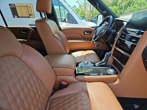 Used 2024 INFINITI QX80 Sensory AWD/4WD image 10