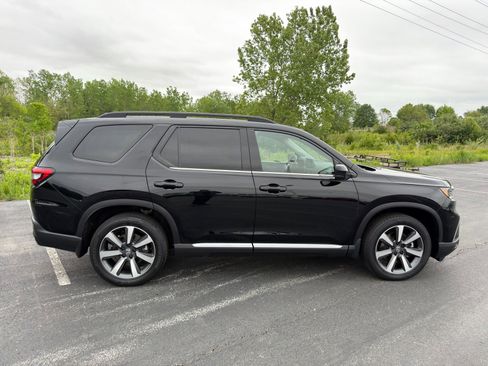 Used 2024 Honda Pilot Touring image 7
