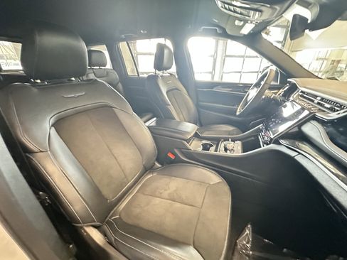 Used 2023 Jeep Grand Cherokee Trailhawk image 37