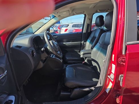 Used 2014 Jeep Compass Latitude FWD image 9