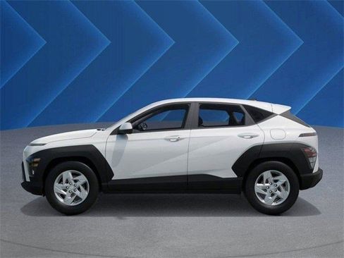 Certified 2025 Hyundai Kona SE image 4