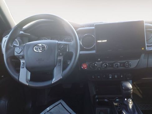 Used 2018 Toyota Tacoma TRD Off-Road w/ Technology Package AWD/4WD image 10