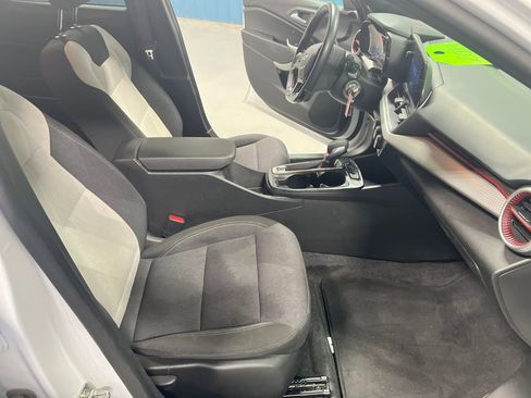 Used 2024 Chevrolet Trax RS image 27