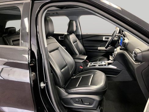 Used 2022 Ford Explorer XLT w/ Equipment Group 202A image 7