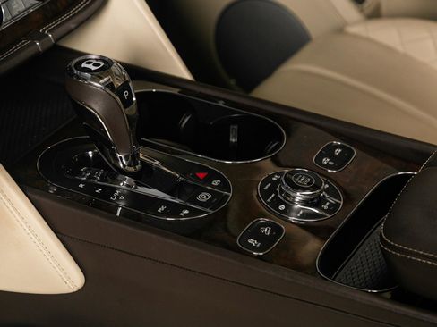 Used 2017 Bentley Bentayga AWD/4WD image 32