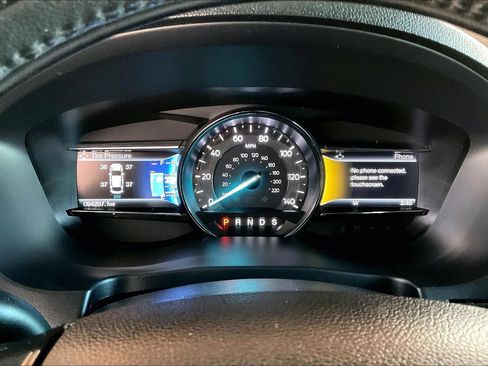 Used 2016 Ford Explorer XLT w/ Equipment Group 202A FWD image 12