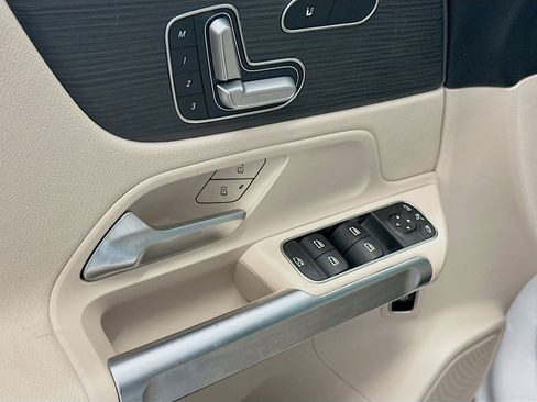 Used 2023 Mercedes-Benz GLB 250 4MATIC w/ Premium Package image 15
