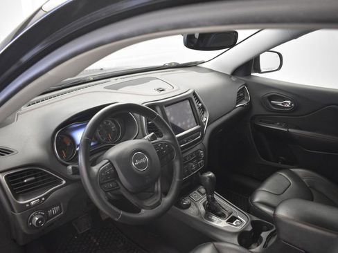 Used 2019 Jeep Cherokee Trailhawk w/ Cold Weather Group image 29