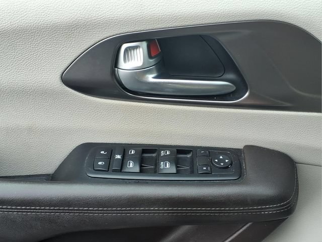 Used 2017 Chrysler Pacifica Touring w/ Tire & Wheel Group FWD image 19