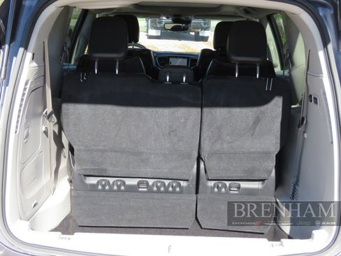 Used 2019 Chrysler Pacifica Limited w/ Tire & Wheel Group image 18