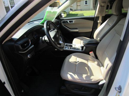 Used 2021 Ford Explorer XLT w/ Equipment Group 202A AWD/4WD image 8