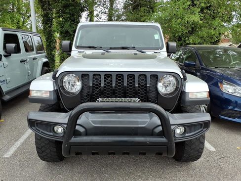 Used 2022 Jeep Gladiator Willys AWD/4WD image 2