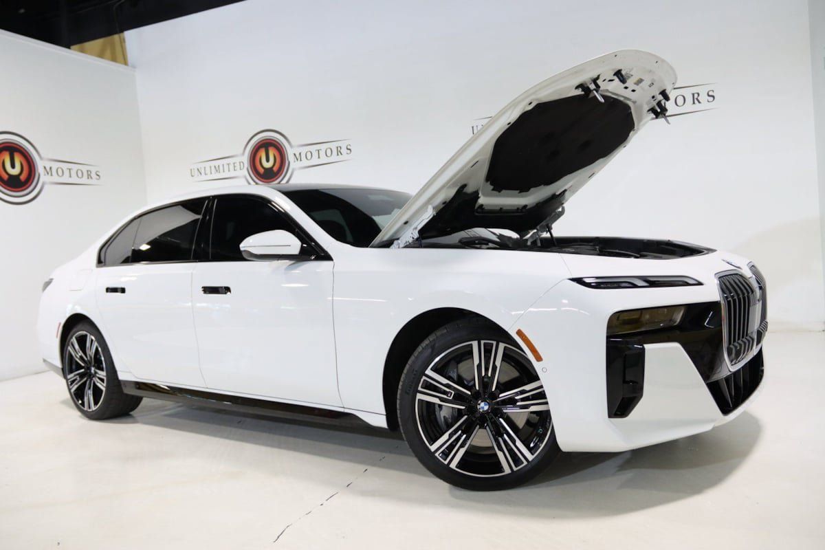 Used 2023 BMW 760i xDrive AWD/4WD image 34