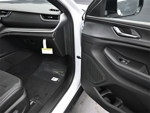 New 2025 Jeep Grand Cherokee Altitude image 22