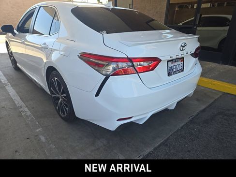 Used 2019 Toyota Camry SE w/ Accessory Appearance Package FWD image 6