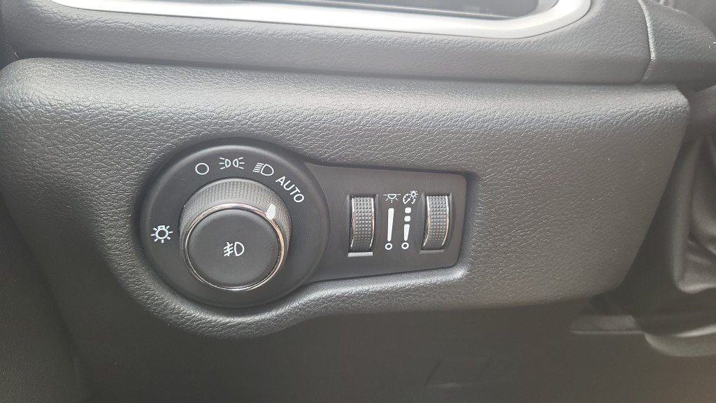 Used 2025 Chrysler Pacifica Select FWD image 27