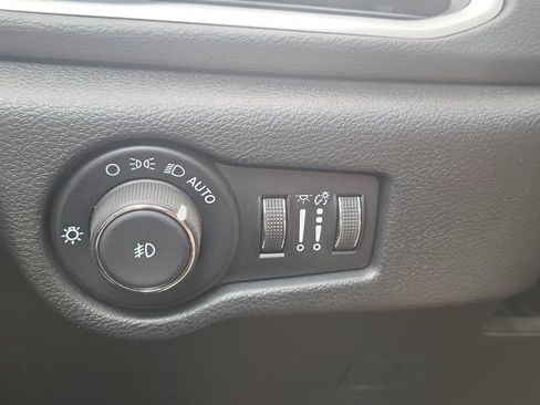 Used 2025 Chrysler Pacifica Select FWD image 27