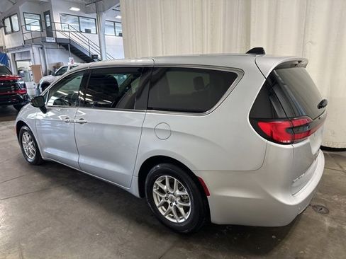 Used 2024 Chrysler Pacifica Touring-L image 5