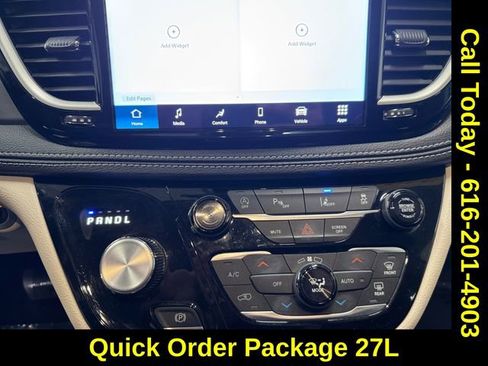 Used 2024 Chrysler Pacifica Touring-L image 3
