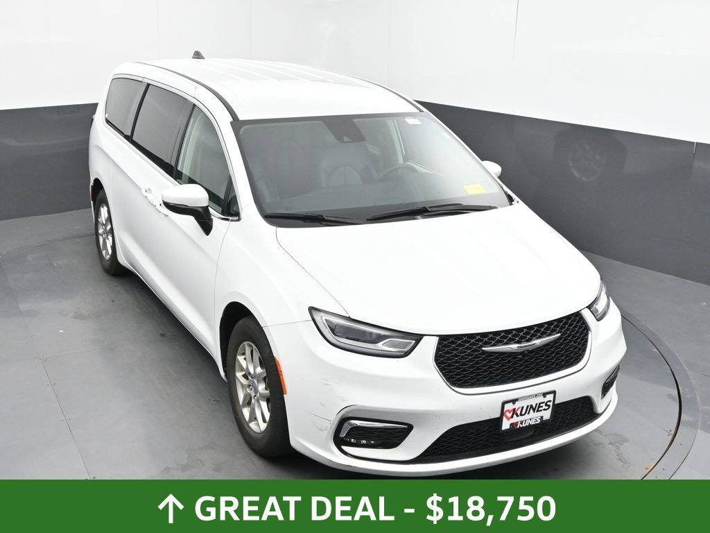 Used 2023 Chrysler Pacifica Touring-L FWD image 36