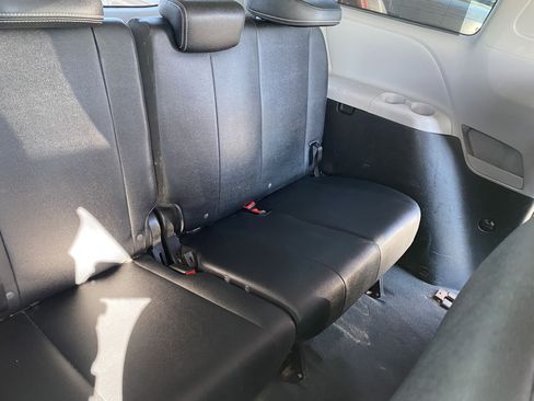 Used 2020 Toyota Sienna SE Premium FWD image 16
