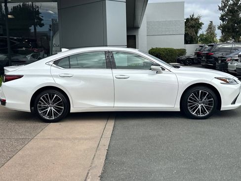 Used 2025 Lexus ES 300h w/ Premium Package FWD image 3