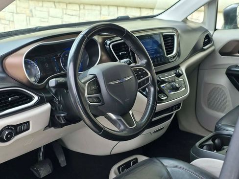 Used 2017 Chrysler Pacifica Touring-L w/ Tire & Wheel Group FWD image 8