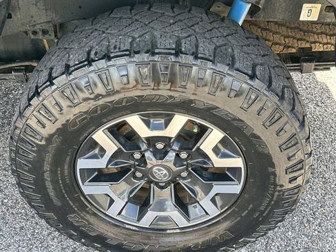 Used 2023 Toyota Tacoma TRD Off-Road w/ Technology Package AWD/4WD image 14