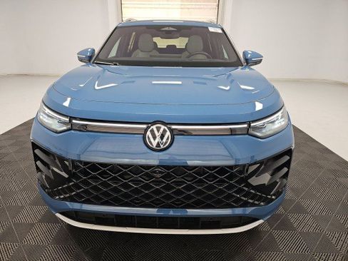 Used 2025 Volkswagen Tiguan SEL R-Line image 2