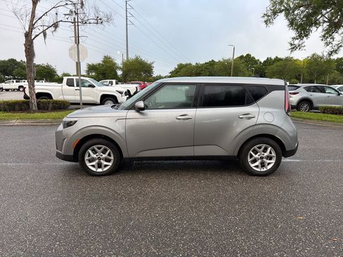 Used 2025 Kia Soul LX w/ LX Technology Package FWD image 2