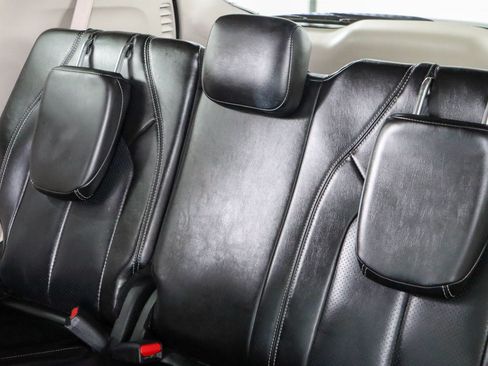 Used 2023 Chrysler Pacifica Touring-L FWD image 25