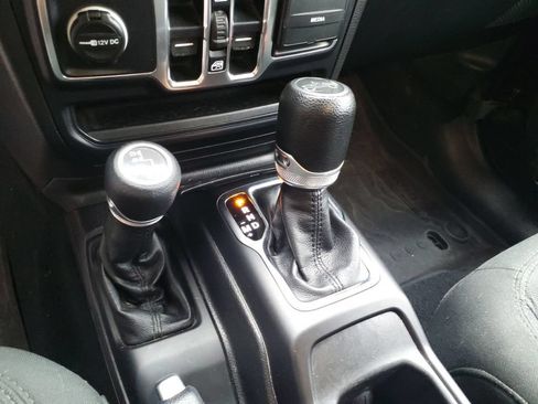 Used 2018 Jeep Wrangler Unlimited Sport S AWD/4WD image 29