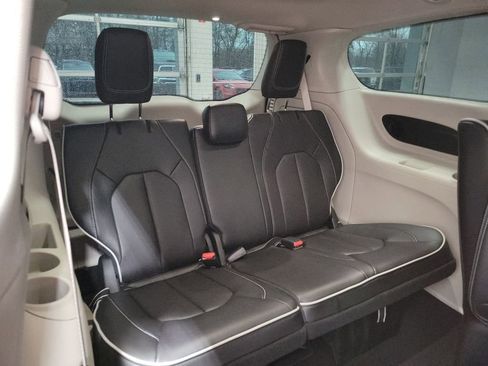 Used 2023 Chrysler Pacifica Limited image 23