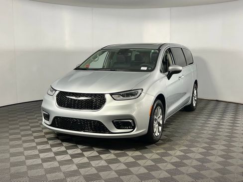 Used 2023 Chrysler Pacifica Touring-L w/ Uconnect Theater Family Group image 3