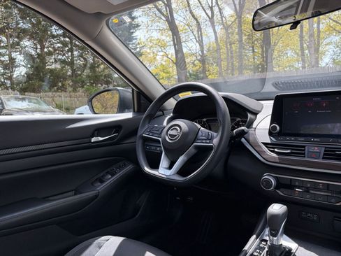 Used 2025 Nissan Altima 2.5 SV FWD image 34