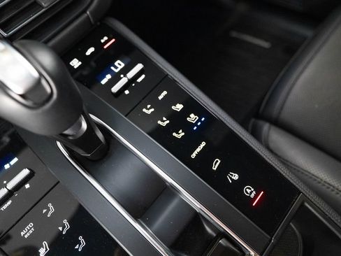 Certified 2025 Porsche Macan AWD/4WD image 27