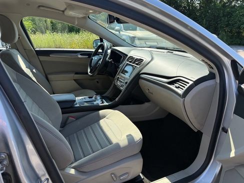 Used 2019 Ford Fusion SE FWD image 19