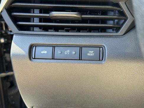 Used 2025 Nissan Altima 2.5 SV FWD image 38