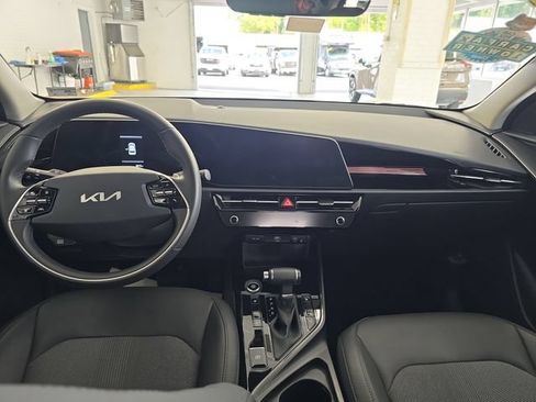 Certified 2025 Kia Niro EX FWD image 11