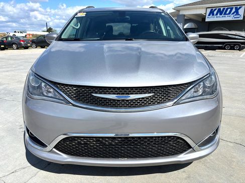 Used 2018 Chrysler Pacifica Touring-L image 9