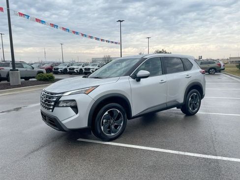 Used 2025 Nissan Rogue SV image 2