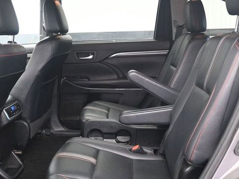 Used 2019 Toyota Highlander SE image 5