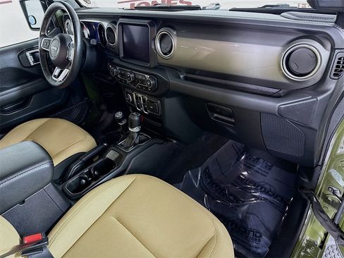 Used 2020 Jeep Wrangler Unlimited Sahara image 31