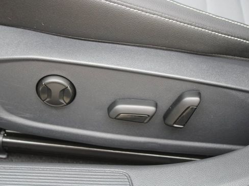 Certified 2025 Volkswagen Jetta SE w/ Black Wheel Package image 9