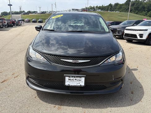 Used 2023 Chrysler Voyager LX FWD image 8