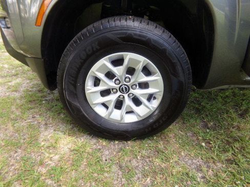 Used 2024 Nissan Frontier SV image 30