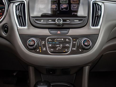 Used 2017 Chevrolet Malibu Hybrid w/ Leather Package image 16