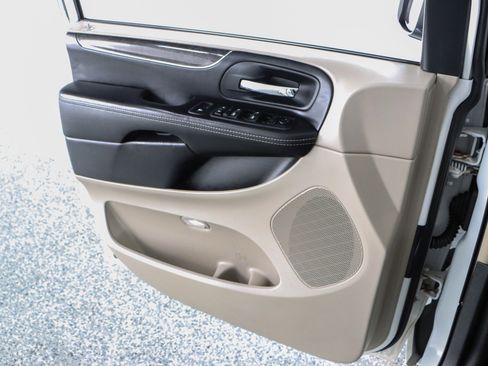 Used 2014 Chrysler Town & Country Touring image 22