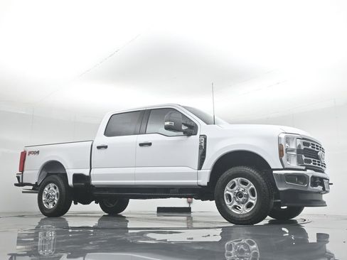 New 2026 Ford F250 XLT w/ FX4 Off-Road Package AWD/4WD image 3